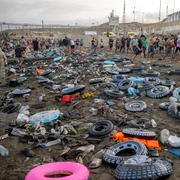 Sute de migranți au trecut din Maroc în enclava spaniolă Ceuta FOTO Profimedia