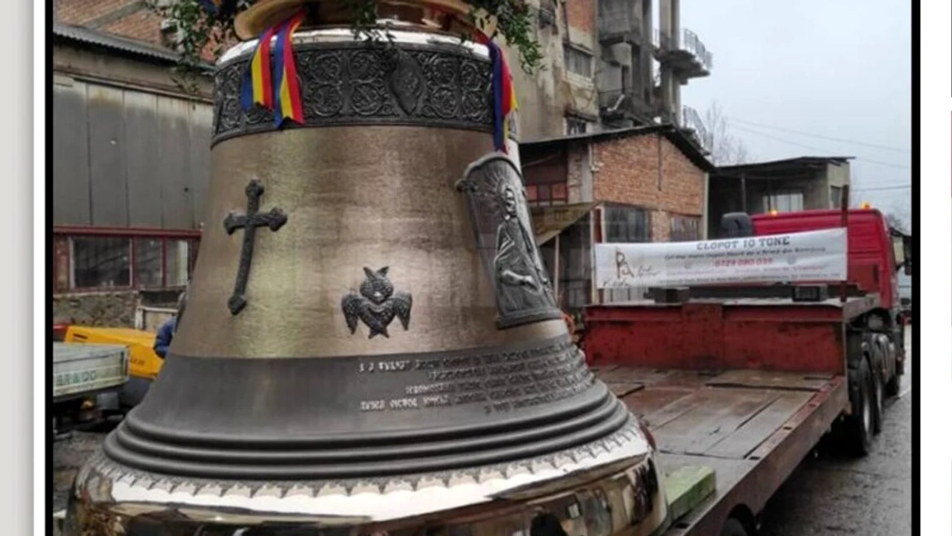 Clopotul de 10 tone a fost adus pe o platformă specială. Foto: captură stirileprotv.ro