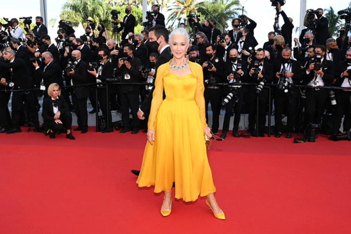 
    Helen Mirren și-a accesorizat rochia retro cu un colier prețios și un clutch auriu Dolce & Gabbanafoto: Getty Images  