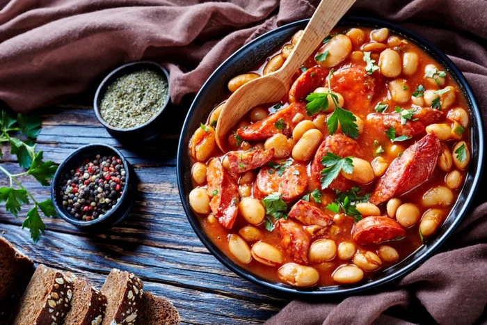 Fasole cu cârnați, un preparat delicios FOTO Shutterstock