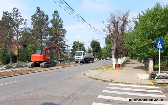 Un sens giratoriu este construit în vecinătatea spitalului din Hunedoara. FOTO: Daniel Guţă. ADEVĂRUL.