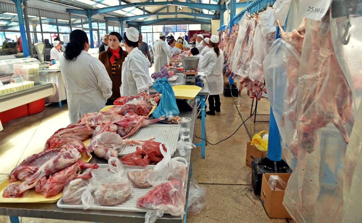 Carne expirată retrasă de pe piaţă. Foto: Mediafax