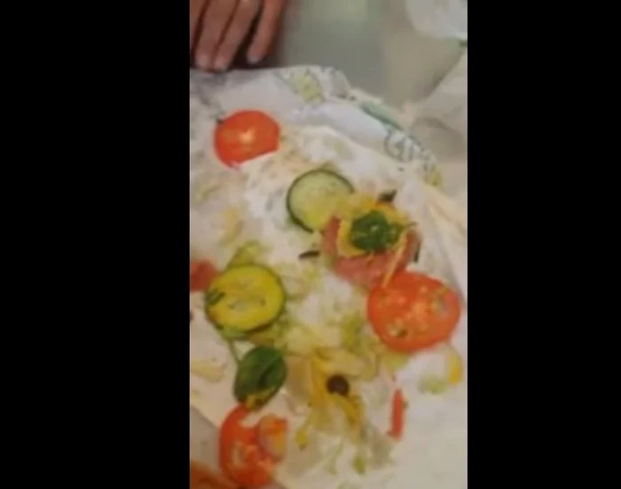 Viermii făceau parte din compoziţia sandvişuluiFoto Youtube