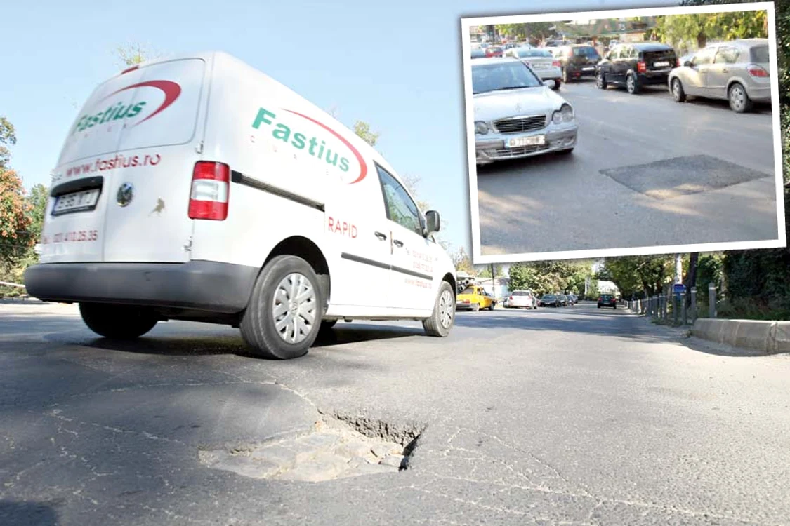 
    După trei luni, șoferii au scăpat de  gaura care le-a rupt mașinile, însă  o altă groapă se adâncește pe zi ce  trece, la 30 de metri distanţă  