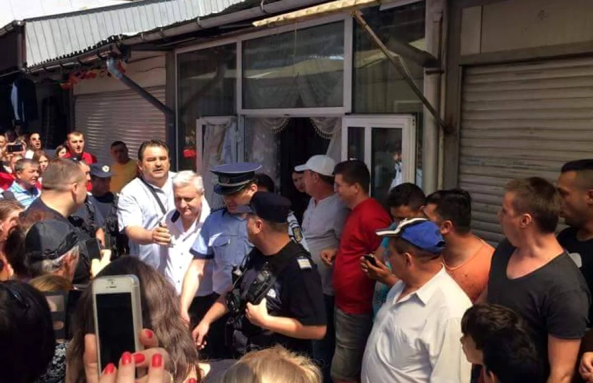 Inspectorii ANAF fugăriţi de bazariştii suceveni