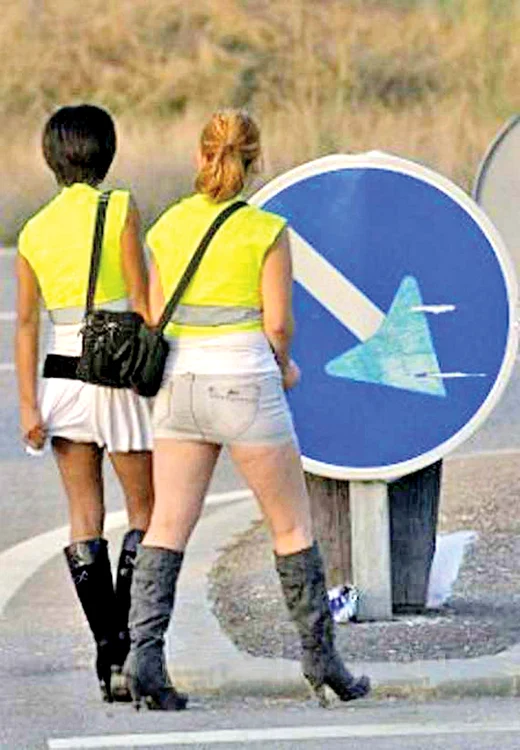 Cât e ziua de lungă, prostituatele fac paradă cu vestuţele colorate