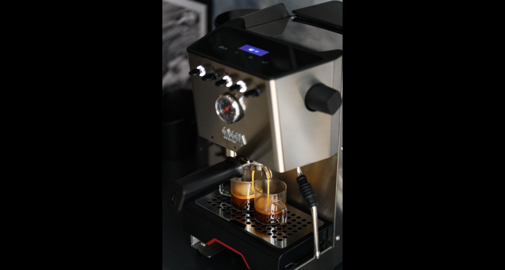 Cum să fii propriul tău barista acasă și cum te ajută pachetul cu espressor de cafea și râșniță 