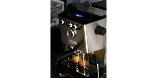 espressor gagigia care face doua cafele cu cani de sticla intr o cafenea edream (1) png