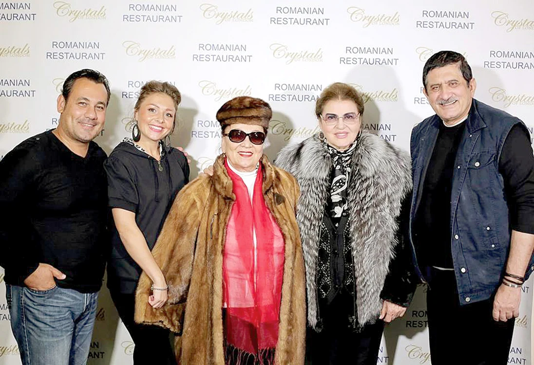 
    Maria şi Irina merg  împreună atât la  concerte cât şi la  tratament, la băi  