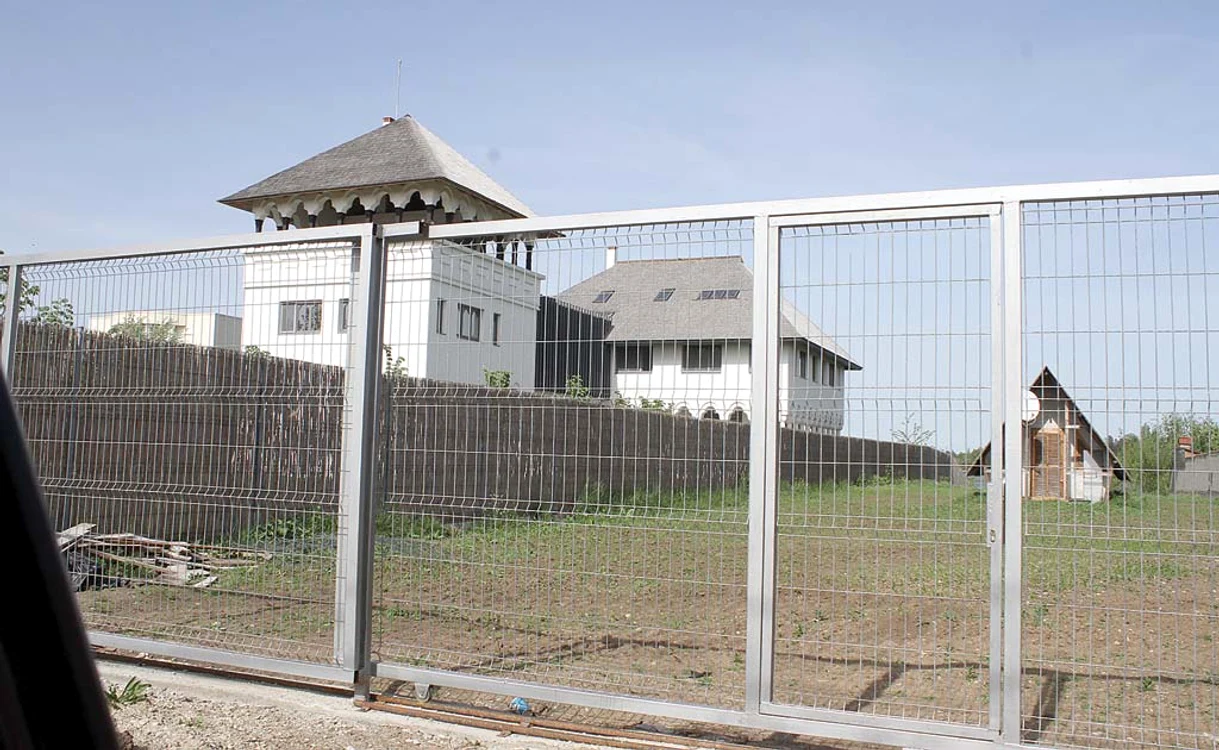 
    Olteanu şi-a construit un adevărat  palat pe malul Lacului Snagov  