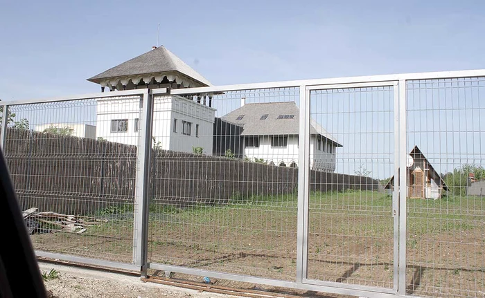 
    Olteanu şi-a construit un adevărat  palat pe malul Lacului Snagov  