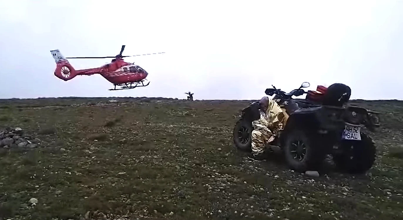 Turista a fost transportată cu elicopterul la cel mai apropiat spiptal. FOTO Salvamont / captură
