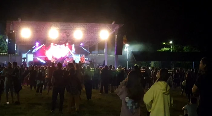 Trupa Timpuri noi şi un foc de artificii  spectaculos au încheiat Rock'N'Ride Fest. Distracţia continuă în Mioveni