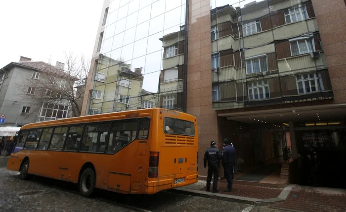 Trei maşini de jandarmerie s-au poziţionat în faţa CEZ din Sofia. FOTO: Reuters