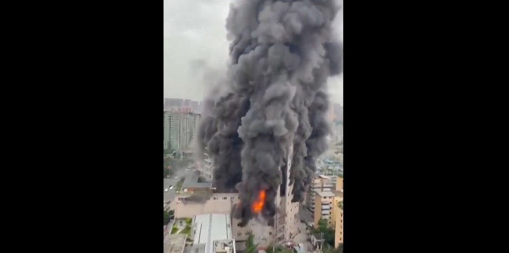 Cel puțin șase oameni au murit într-un incendiu izbucnit la un centru comercial din China VIDEO
