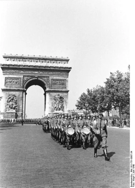 Soldații germani trec pe lângă Arcul de Triumf din Paris