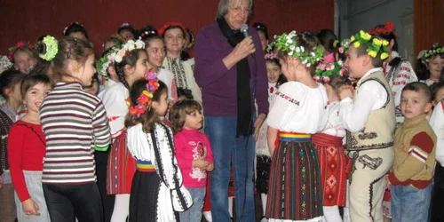 Copiii s-au înghesuit pe scenă ca să cânte alături de solistul îndrăgit