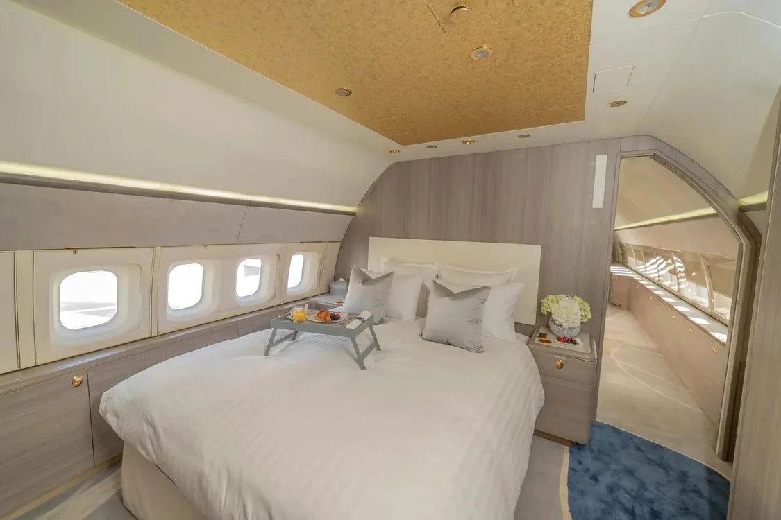 Avionul are şi  pat matrimonial