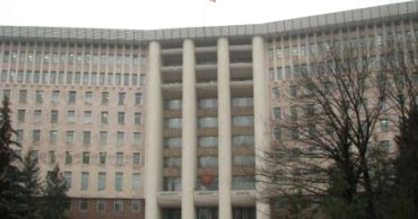 Lanţ viu împotriva corupţiei în jurul parlamentului de la Chişinău