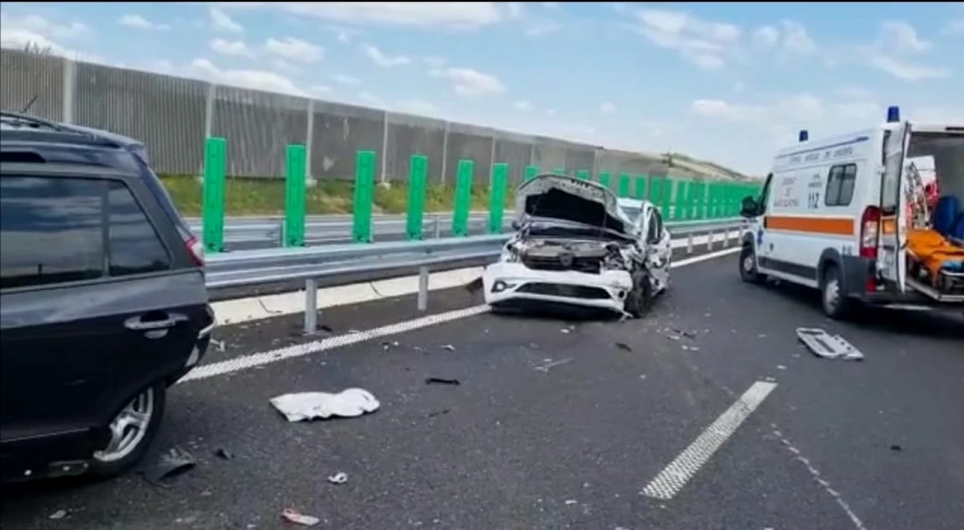 Două autoturisme s-au lovit FOTO: captura video