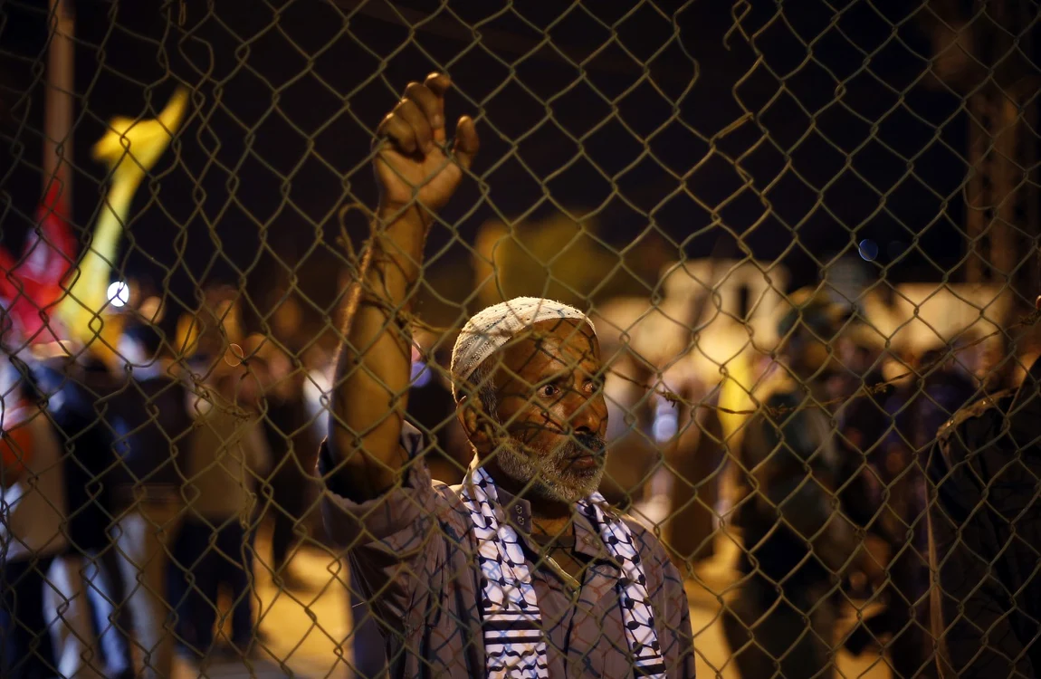 Prizonier palestinian în spatele unui gard de plasă