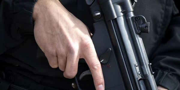 Politist german echipat cu pistol produs de Heckler Koch FOTO EPA EFE jpg