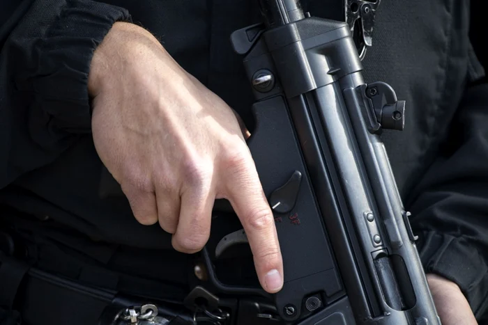 Un român a fost împușcat în cap de un agent de pază Foto: EPA EFE (Arhivă)