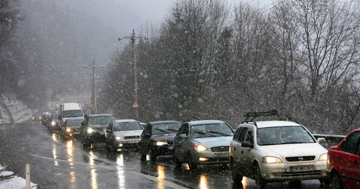 Peste 20.000 de maşini tranzitează Valea Prahovei într-un weekend obişnuit (foto-arhiva)