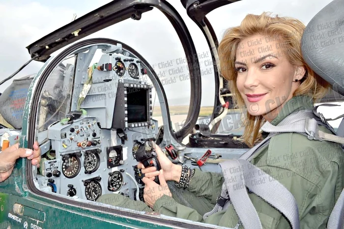 La viteza maximă de 2.200 km/h, pe care o atinge MiG-ul, la înălţimi de peste 10.000 de metri, pilotul e posibil să nu se simtă tocmai în apele lui. În mod natural, i se vor înfunda urechile, poate avea senzaţie de vomă sau chiar de leşin.