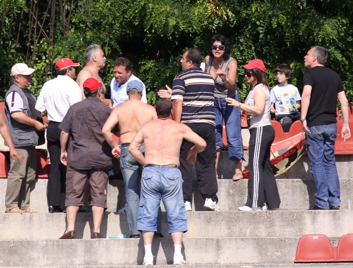 
    Părinţii s-au interpus între Cezar Drăgăniţă (în stânga, sus, fără tricou) şi Ştefania Mincea (în dreapta, cu ochelari)  