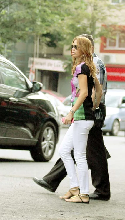 
    Soţia lui Dan Petrescu  nu renunţă la şofer nici  când merge la shopping Fotografii: Blitz  