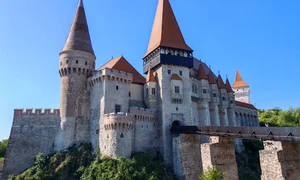Castelul Corvinilor și statuia din vârful Turnului Buzdugan (© Primăria Hunedoara﻿)