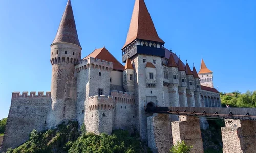 Castelul Corvinilor și statuia din vârful Turnului Buzdugan (© Primăria Hunedoara﻿)