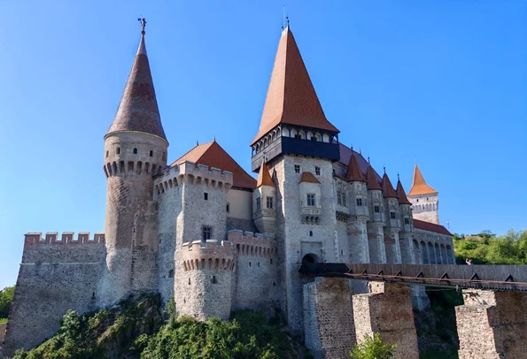Castelul Corvinilor și statuia din vârful Turnului Buzdugan (© Primăria Hunedoara)