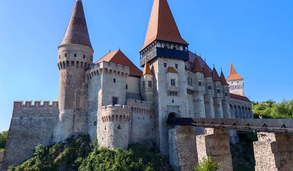 Castelul Corvinilor și statuia din vârful Turnului Buzdugan (© Primăria Hunedoara)