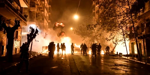 Protestatarii au aruncat cu obiecte inflamabile în ofiţerii de poliţie greci în timpul unei demonstraţii. FOTO AFP
