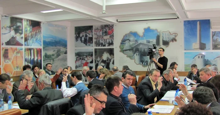 Doar unul din cei patru consilieri şi-a păstrat mandatul