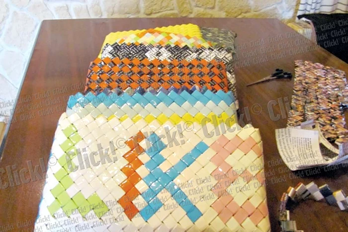 Cei doi tineri vor să îşi  vândă genţile din hârtie  şi în străinătate, unde  există o piaţă mult mai  mare de desfacere (Fotografii: Andreea Mitrache)