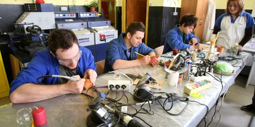 Absolventi scoli tehnice