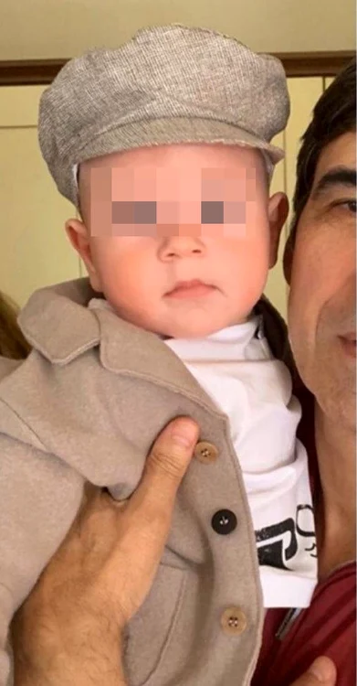 Victor Pițurcă își ține nepoțelul în brațe