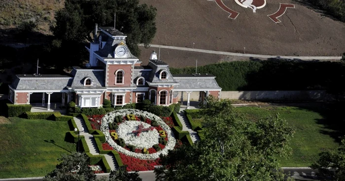 Ferma Neverland,
amenajată pe o proprietate care se întinde pe o suprafaţă de 10,9
kilometri pătraţi, a fost redenumită şi se numeşte în prezent
Sycamore Valley Ranch FOTO AP