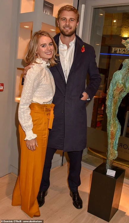 3 5971486 6371067 prince harry s ex cressida bonas 29 chose a pair of oversized bu m 4 1541753183681 jpg jpeg