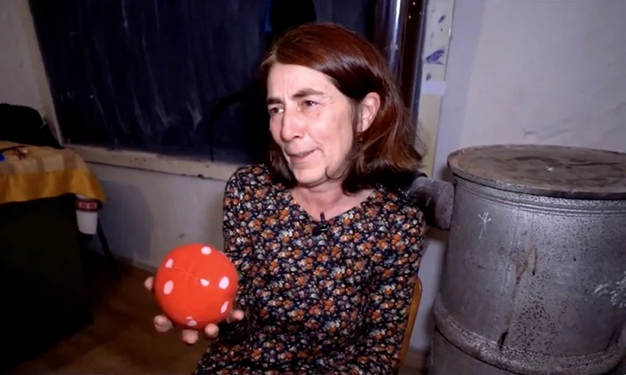 Maria Ștefănuț. învățătoarea care merge 7 km pe jos până la școală.