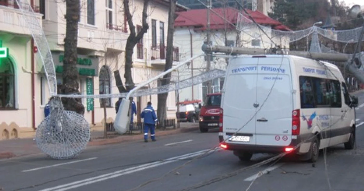 Stâlpul de beton s-a prăbușit peste microbuz sub balansul ornamentului