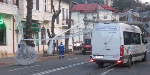 Stâlpul de beton s-a prăbușit peste microbuz sub balansul ornamentului