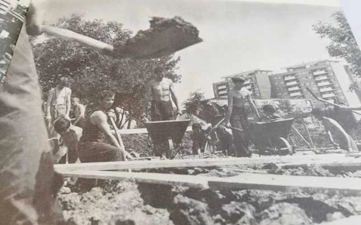 Până şi elevii de liceu au oferit o mână de ajutor pe şantiere FOTO Epopee pe Someş