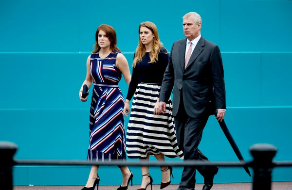 Prințesa Eugenie, Prințesa Beatrice și Prințul Andrerw aka Andrew Mountbatten Windsor   GettyImages 539532388 jpg