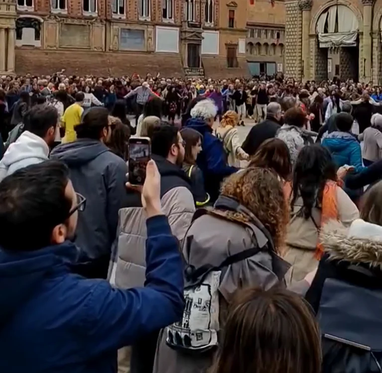 S-a cântat și s-a dansat Ciuleandra în Piața Maggiore din Bologna