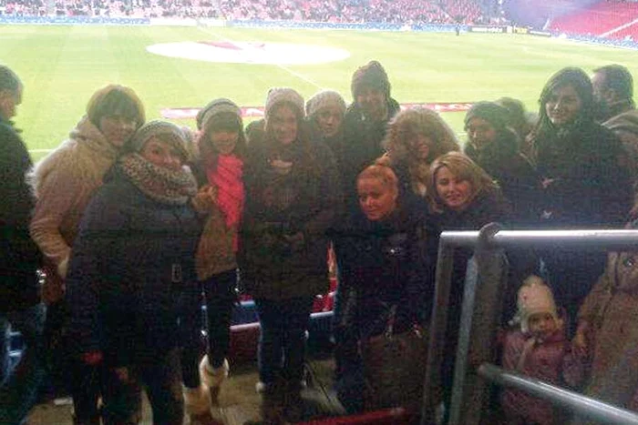 Fetele au rezistat pe un frig de -7 grade pentru a-şi încuraja iubiţii