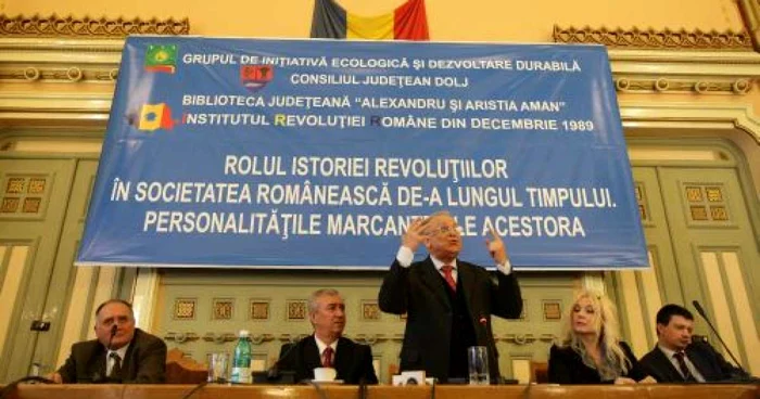 Ion Iliescu, în mijlocul prezidiului din sala de şedinţe a Consiliului Judeţean Dolj